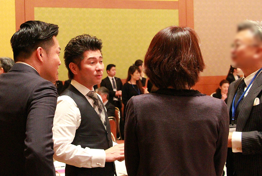 盛んな議論の中心に